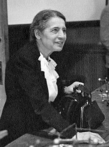 220px-Lise_Meitner_(1878-1968),_lecturing_at_Catholic_University,_Washington,_D.C.,_1946